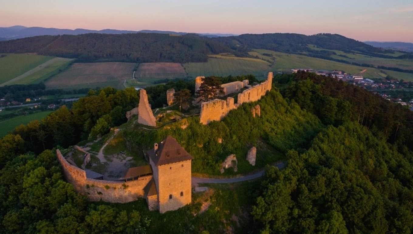 Zřícenina hradu Starý Jičín - zvětšit obrázek